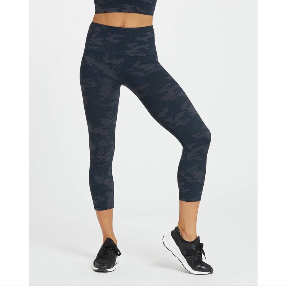 SPANX • black camo cropped seamless leggings S